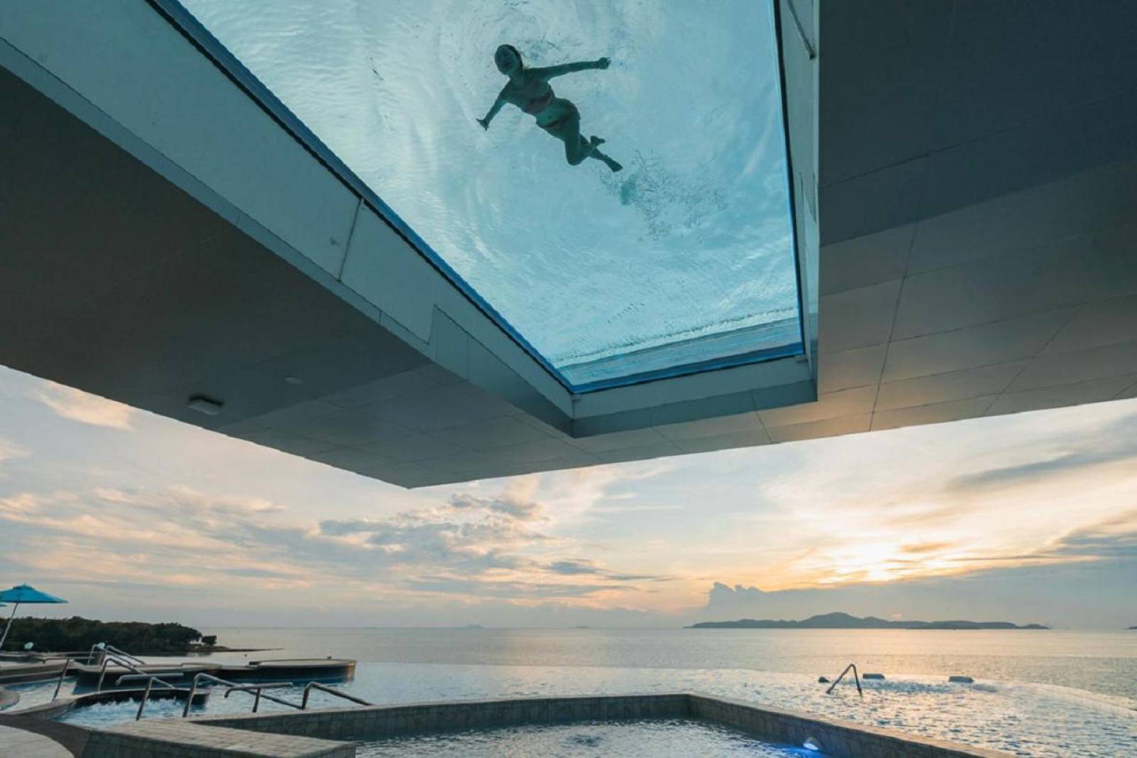 Fond Transparent pmma pour piscine. Kôbo installe vos hublots, parois et fonds transparants à Cannes, Saint Tropez, Genève et Courchevel, partout en France et à l'étranger