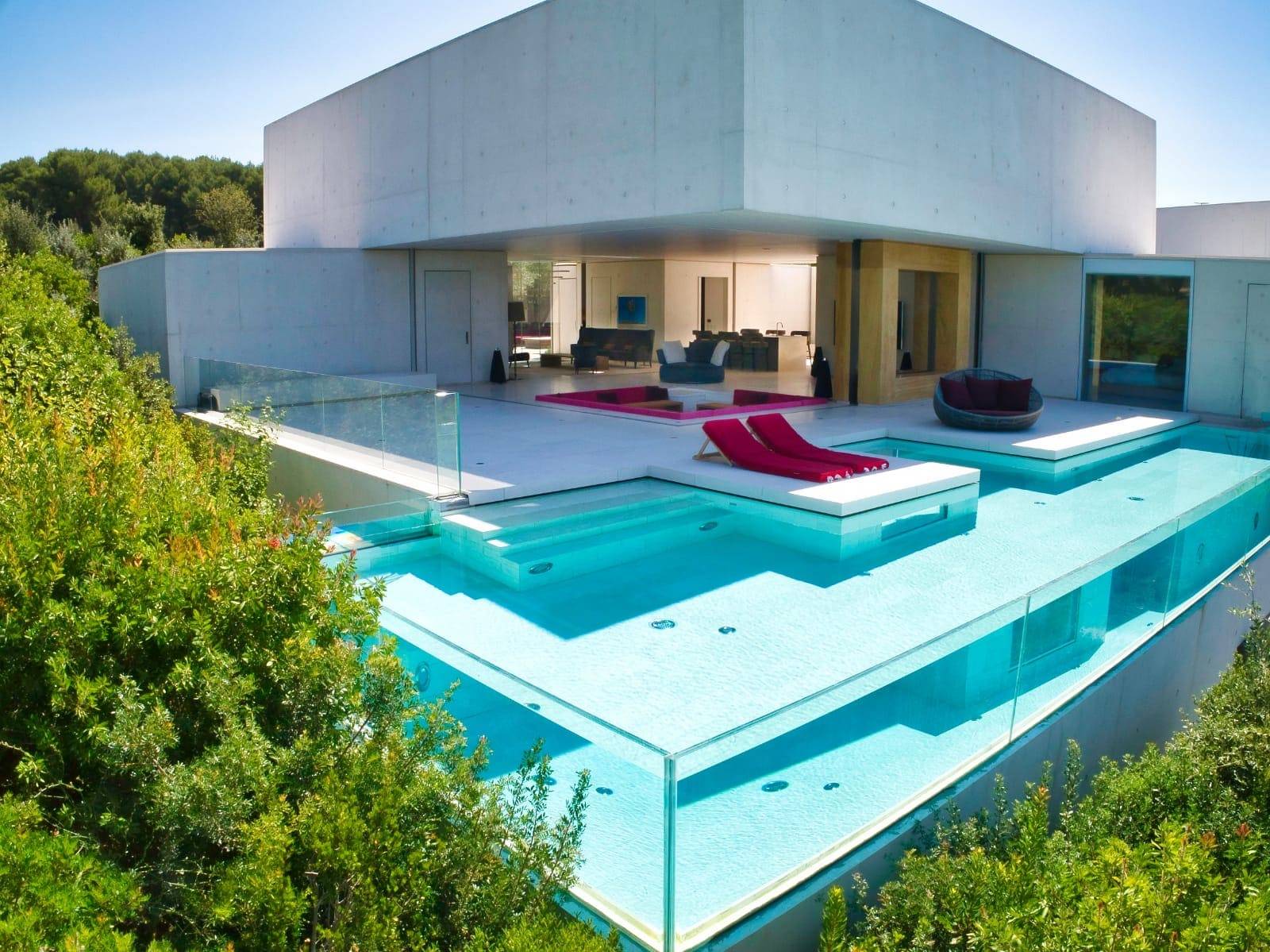 Magnifique piscine transparente dans cette maison d'architecte en plein coeur de la Provence, signée par l'architecte Stéphane Fernandez