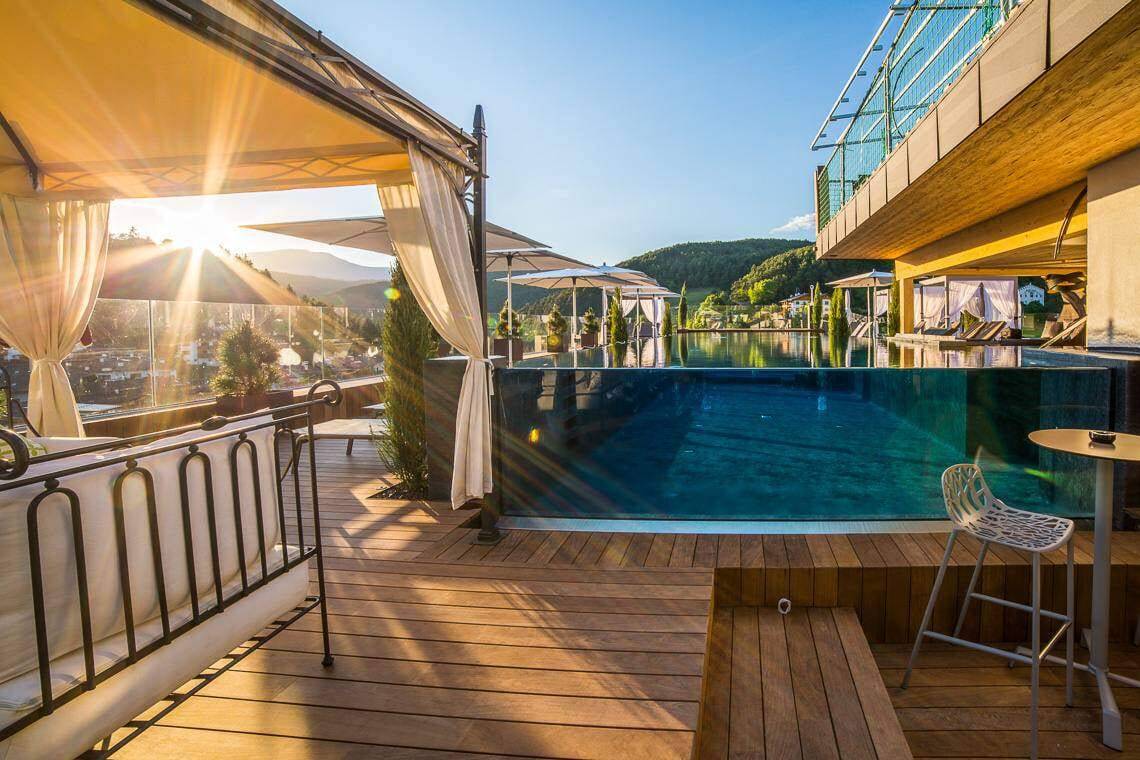 Paroi de verre acrylique dans cette piscine en pleine montagne. Kôbo n'hésite pas !