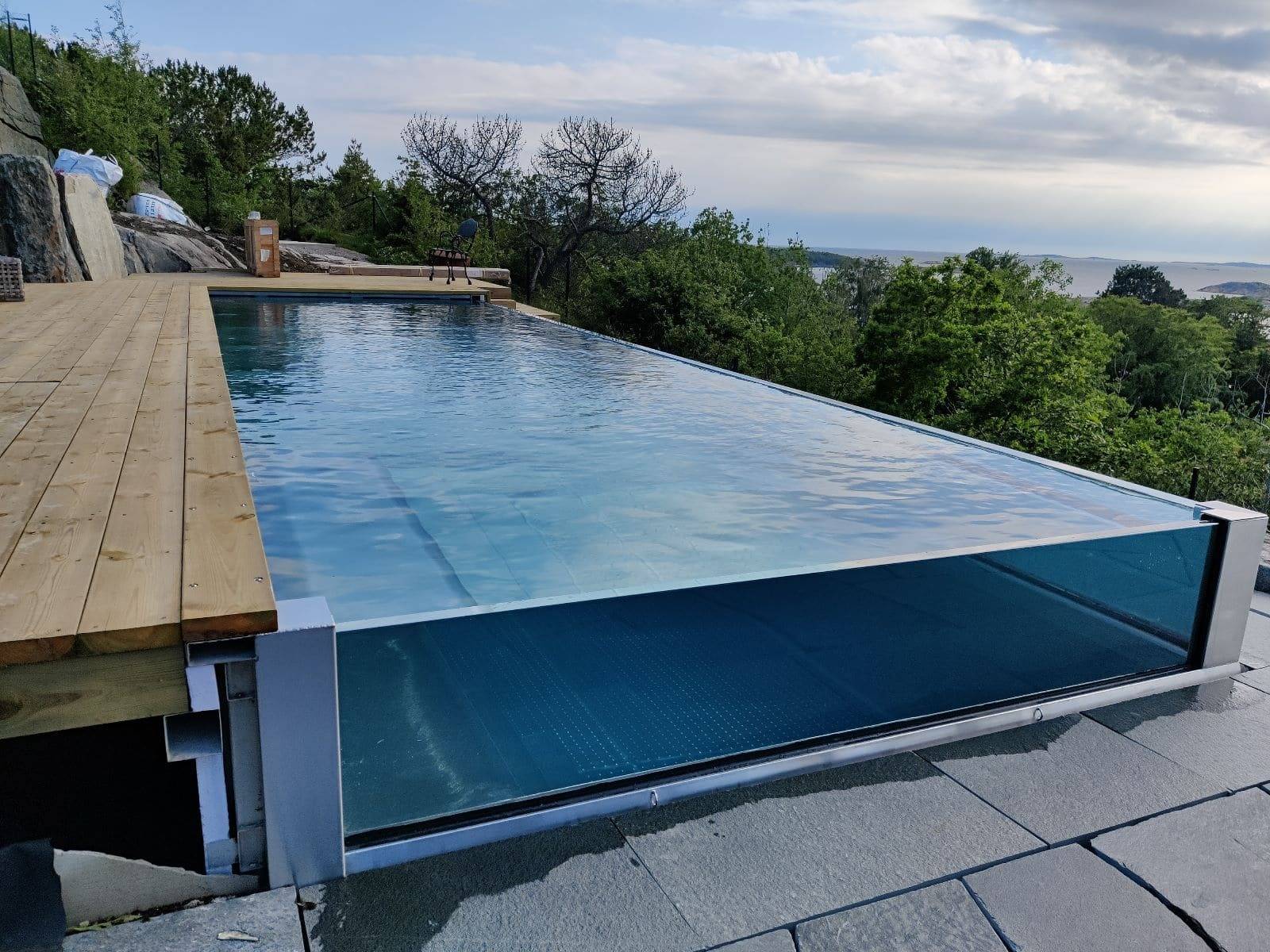 Paroi en PMMA avec poteau pour angle pour piscine a debordement