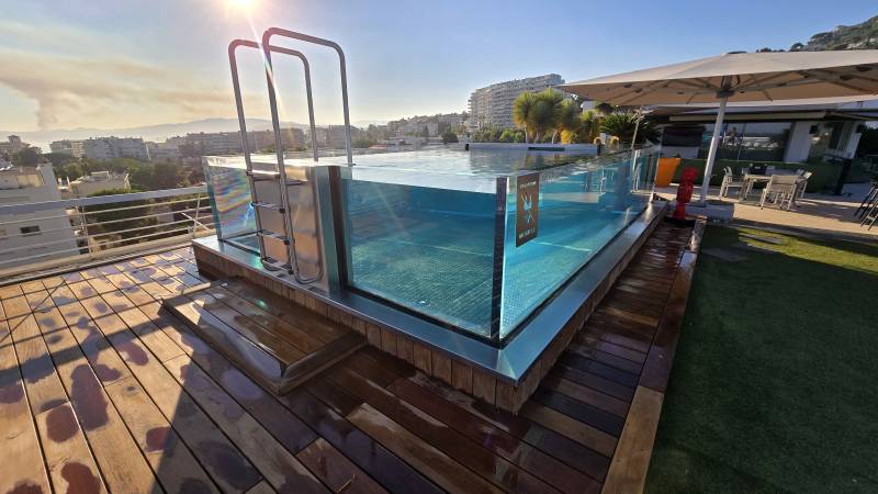 Parois d'Angle en PMMA dans un bassin tout INOX à Cannes !